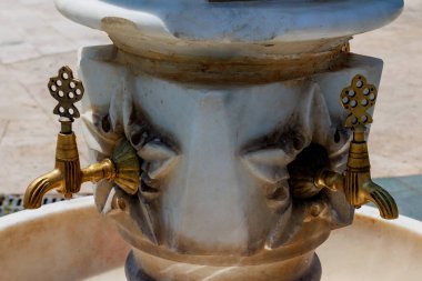 Kas, Türkiye - 10 Temmuz 2025: Şehir merkezindeki bir çeşmenin ayrıntıları. Yüksek kalite fotoğraf