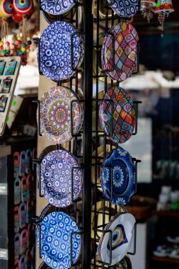 KASH, Türkiye, 10 Temmuz 2025 - Ulusal süslemeli Türk plastik plakaları bir hediyelik eşya dükkanında satışa sunuldu. Yüksek kalite fotoğraf