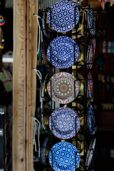 KASH, Türkiye, 10 Temmuz 2025 - Ulusal süslemeli Türk plastik plakaları bir hediyelik eşya dükkanında satışa sunuldu. Yüksek kalite fotoğraf