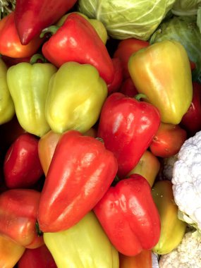 Taze sebzeler, renkli portakal, kırmızı ve sarı dolma biber. Yüksek kalite fotoğraf