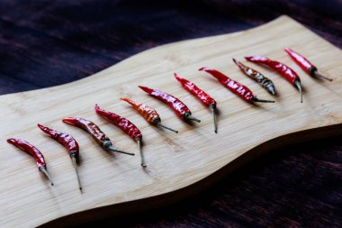 Ahşap arka planda kurutulmuş kırmızı biber. Yüksek kalite fotoğraf