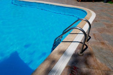 Kapıları kapatın ve mavi yüzme havuzuna merdiven dayayın. Yüksek kalite fotoğraf