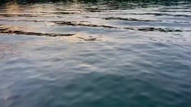 Hava su dalgası dokusu güneş ışığını yansıtıyor. Yavaş çekim dalgaları düzleştiriyor ve geceleri mavi su yansıması oluyor. Yüksek kaliteli FullHD görüntüler