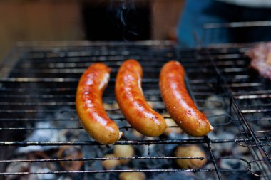 Kahverengi sosisler ızgara yapılır ve seçici odaklanma kullanılarak yakalanır. Yüksek kalite fotoğraf