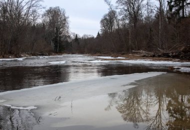 Buz ve karla kaplı kış nehri
