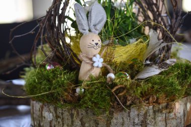 Paskalya tavşanı ve yumurtalar hasır sepette
