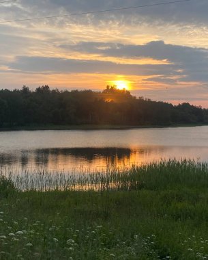 Gölün üzerinde güzel bir gün batımı