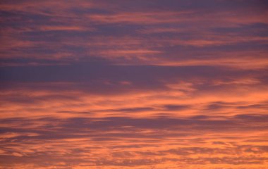 Akşam gökyüzünde renkli bulutlar