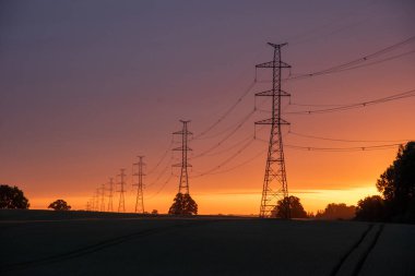 Alandaki yüksek voltajlı elektrik hatları