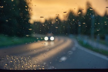 Araba yolda gidiyor.