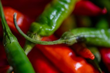 Kırmızı kırmızı kırmızı biber ve yeşil arka plan