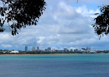 Avustralya 'nın kuzeyindeki Darwin siluetinin manzarası, şehrin kentsel siluetini doğal çevresine karşı vurguluyor.