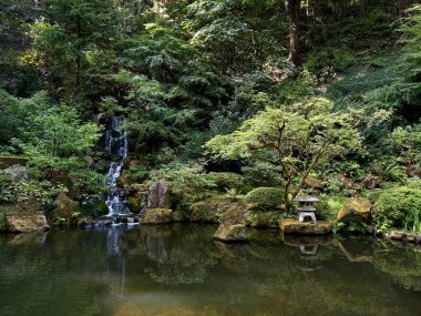 Portland, Oregon, ABD - 9 Eylül 2024: Geleneksel Japon yapılarının yer aldığı Portland Japon Bahçesi