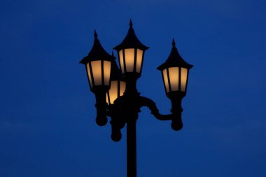 Siluetli geleneksel sokak feneri St. Mary 'de masmavi bir gökyüzüne hafifçe parlıyordu. Bulut, Missouri