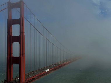 San Francisco, Kaliforniya, ABD - 18 Eylül 2024: San Francisco Körfezi boyunca uzanan Golden Gate Köprüsü kısmen sisle kaplı