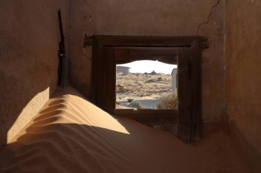 Kolmanskop, Namibya - 13 Eylül 2019: Luderitz 'in dışındaki hayalet şehir Kolmanskop' ta terk edilmiş binalar, bir zamanlar gelişen elmas madenciliği yerleşkesi, şimdi Namib Çölleri tarafından ele geçirildi.