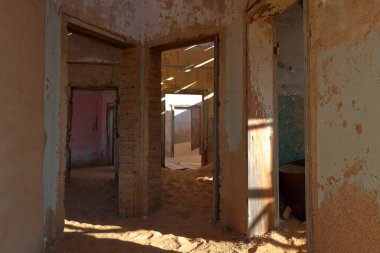 Kolmanskop, Namibya - 13 Eylül 2019: Luderitz 'in dışındaki hayalet şehir Kolmanskop' ta terk edilmiş binalar, bir zamanlar gelişen elmas madenciliği yerleşkesi, şimdi Namib Çölleri tarafından ele geçirildi.