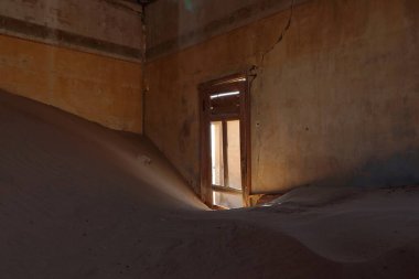 Kolmanskop, Namibya - 13 Eylül 2019: Luderitz 'in dışındaki hayalet şehir Kolmanskop' ta terk edilmiş binalar, bir zamanlar gelişen elmas madenciliği yerleşkesi, şimdi Namib Çölleri tarafından ele geçirildi.
