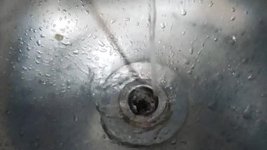 Yavaş çekim Su Havza Stok video görüntülerine düşüyor. mp4