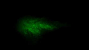 Yeşil renkli duman kaplama efektleri koyu siyah bir arka planda izole edildi. Yeşil sprey sis, sis ve buhar efektleri animasyonunu da içeriyor. Video düzenleme, birleştirme, VFX sahneleri, hareket grafikleri, sinematik geçişler ve yaratıcı örtüşmeler için ideal