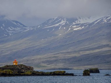                                İzlanda 'da bir adada turuncu deniz feneri