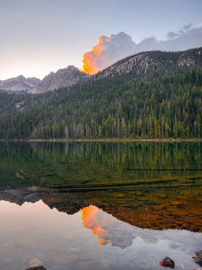 Dağların Yansıması ve Güneş Gölü 'ne Batıyor