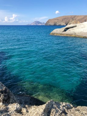 Deniz kıyısındaki uçurumlar ve okyanuslar