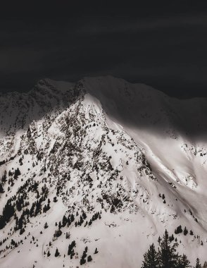 Siyah beyaz Karlı Dağ