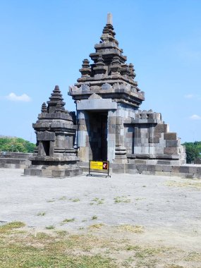 Görkemli Antik Tapınak Açık Mavi Gökyüzünün Altında Uzun Duruyor
