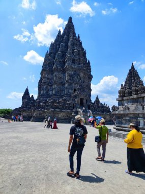 Tarihsel Prambanan Tapınak Kompleksi, Görkemli Taş Yapılar ve Ziyaretçiler Kültür Mirası Alanına Hayran Kaldılar