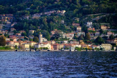 Güzel bir gölün sakin kıyısı boyunca uzanan tuhaf, küçük bir kasaba nefes kesici manzaralar ve eğlence fırsatları sunuyor.