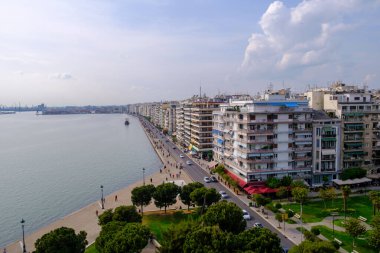 Nefes kesici bir hava manzarası, ışıl ışıl yaşamını gözler önüne seren, muazzam bir maden suyu kütlesinin yanında güzel bir konuma sahip bir şehri gösteriyor.