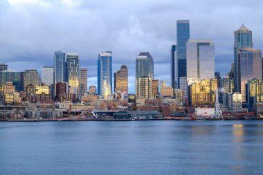 Çarpıcı bir şehir silueti manzaraya hükmediyor, güzel bir su kütlesi zarifçe ön planda yer alıyor, manzarayı güzelleştiriyor.