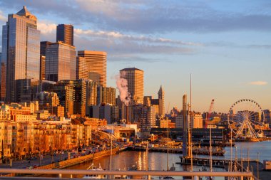 Parlak bir şehir silueti ön planda bulunan enfes bir dönme dolaba sahip, manzaralı bir şehir manzarası yaratıyor.
