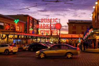 Bir araba, kalabalık bir kentsel alandan geçerken açık bir şekilde 