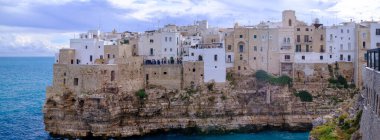 Uçurumun tepesinde görkemli bir şehir var. Uçsuz bucaksız ve güzel okyanusa bakan nefes kesici manzaralar sunuyor.