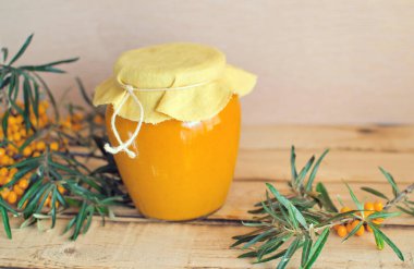 Kırsal ahşap masada deniz dikenli cam kavanoz efendim.