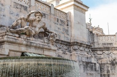 Adriyatik Çeşmesi 'nin bir parçası, Roma, Piazza Venezia' da bulunan Vittorio Emanuele II Anıtı