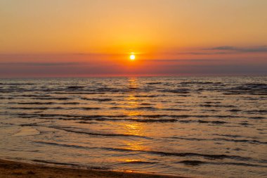 Yazın baltık denizinde gün batımı