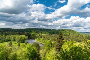 Sigulda, Letonya 'daki tepeden Gauja nehir vadisinin baharda manzarası.