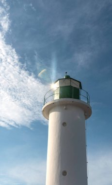 Güneş Ventspils liman fenerinin çatısına yansıyor. Aşağıdan görüntüle.