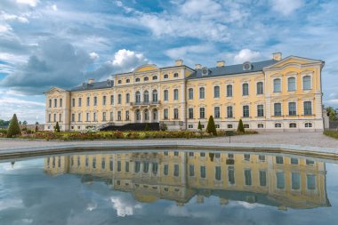 Rundale Sarayı 'na bak. Çeşmede yansıyor.