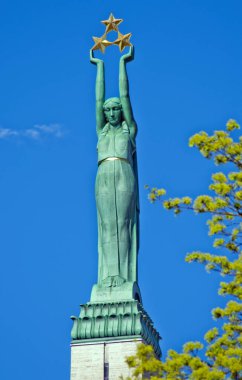 Riga, Letonya - 1 Mayıs 2018: Letonya Bağımsızlık Savaşı sırasında öldürülen askerleri onurlandıran Özgürlük Anıtı. Milda da denir..