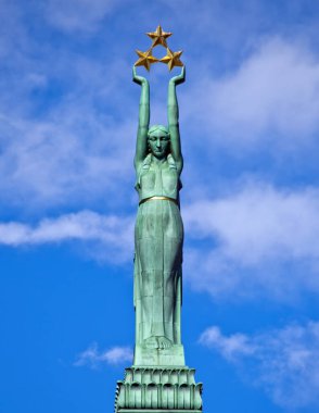 Riga, Letonya - 1 Mayıs 2018: Letonya Bağımsızlık Savaşı sırasında öldürülen askerleri onurlandıran Özgürlük Anıtı. Milda da denir..