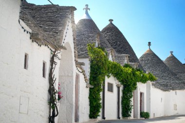 Alberobello 'da Trulli adında koni şeklindeki beyaz binalar ve İtalya' nın güneyindeki Bari, Puglia şehrinin komünü.