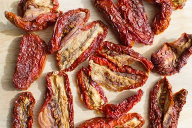 ahşap yüzey üzerinde güneş kurutulmuş domates