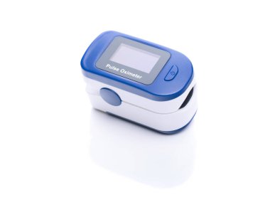 Beyaz yansıtıcı arkaplanda nabız oksimetresi