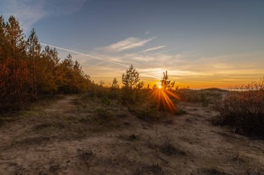 Sonbaharda Letonya 'da Baltık sahillerinde gün batımı