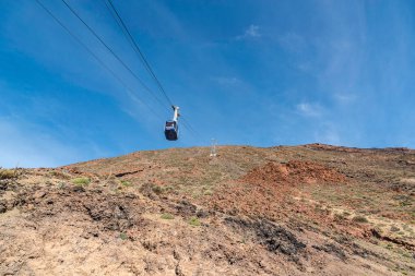 Güneşli Mart gününde Teide Dağı Kablo Arabası. Aşağıdan görüntüle.