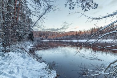 Sigulda, Letonya 'daki Gauja nehrinin kışın manzarası.